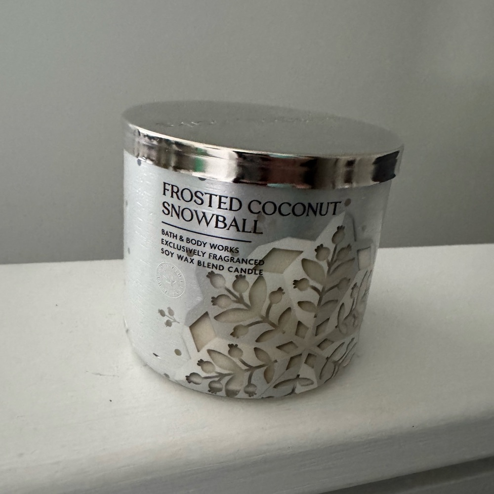 Bath & Body Works Frosted Coconut Snowball Candle with Silver Lid
